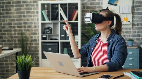 How can virtual reality simulations be used to train athletes for high-pressure scenarios?